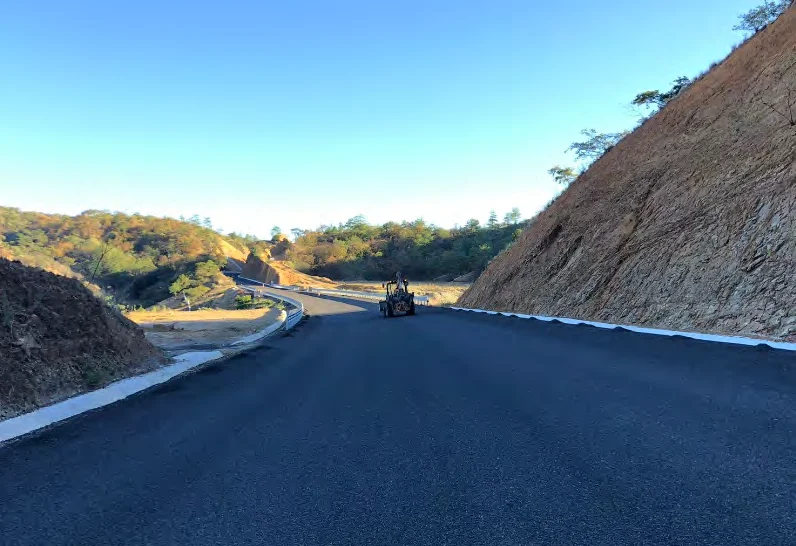 Tramo carretero pavimentado entre taludes